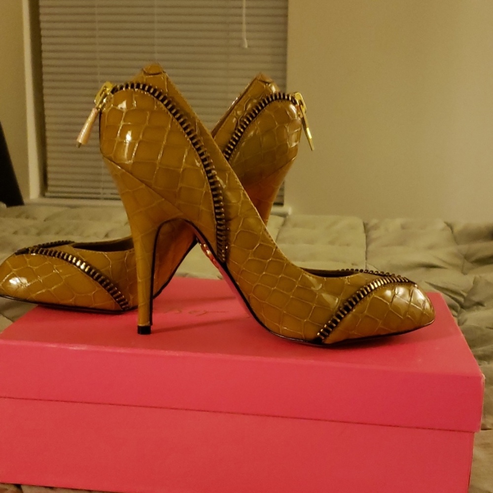 Shoes - Picture 2 of 3